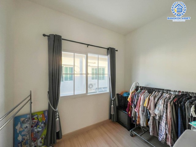 *****ทาวน์เฮ้าส์มือสองย่านนนทบุรี ม.กัสโต้ ราชพฤกษ์-พระราม5 เนื้อที่เกือบ 18 ตร.ว. ฟังก์ชัน 3 ห้องนอน 2 ห้องน้ำ 2 ที่จอดรถ บนทำเลแห่งการเดินทาง เพียงไม่ถึง 15 นาทีก็ถึงรถไฟฟ้าสายสีม่วง "สถานีแยกติวานนท์" ใกล้ทางด่วน "ศรีรัชใหม่" จองด่วน!